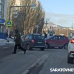У Сенного рынка в Саратове «Нива» и Renault создали пробку