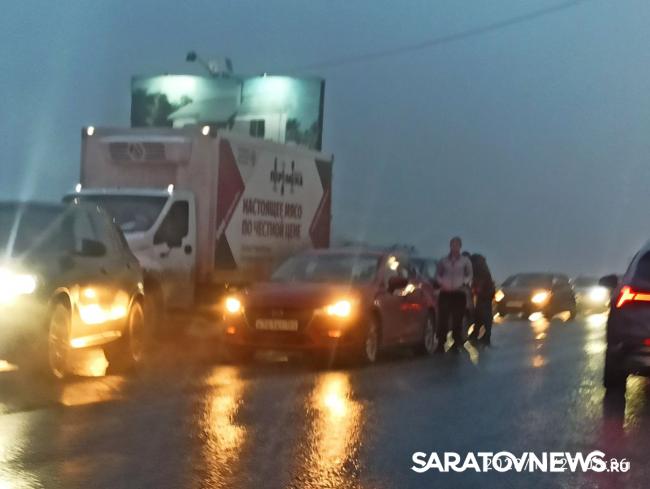 На Усть-Курдюмском шоссе в Саратове «Лада» врезалась в «Мазду» На Усть-Курдюмском шоссе в Саратове «Лада» врезалась в «Мазду»