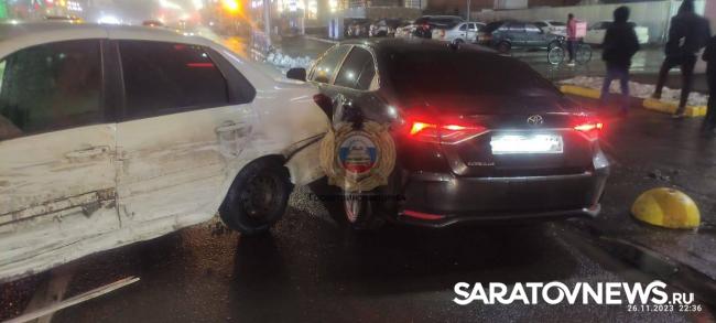 На Чернышевского в Саратове столкнулись «скорая» и пять автомобилей На Чернышевского в Саратове столкнулись «скорая» и пять автомобилей