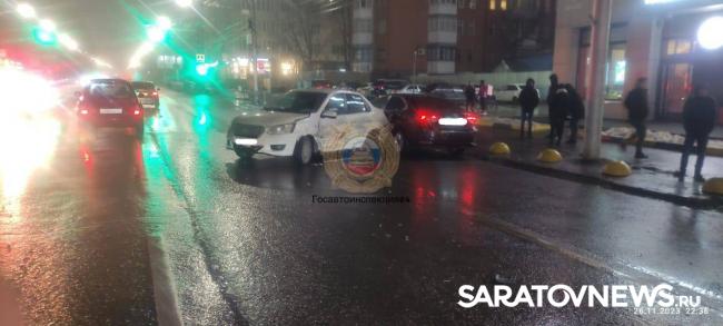 На Чернышевского в Саратове столкнулись «скорая» и пять автомобилей На Чернышевского в Саратове столкнулись «скорая» и пять автомобилей