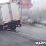 На улице Аэропорт в Саратове у грузовика оторвало колесо: собралась пробка
