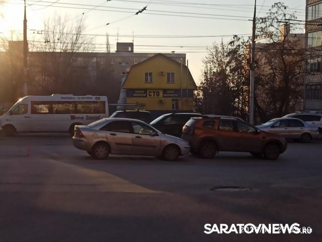 Ford влетел в Renault на Чернышевского в Саратове Ford влетел в Renault на Чернышевского в Саратове