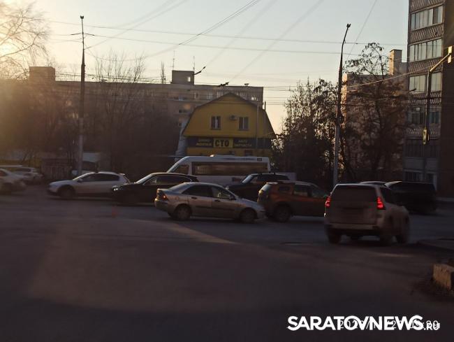 Ford влетел в Renault на Чернышевского в Саратове Ford влетел в Renault на Чернышевского в Саратове