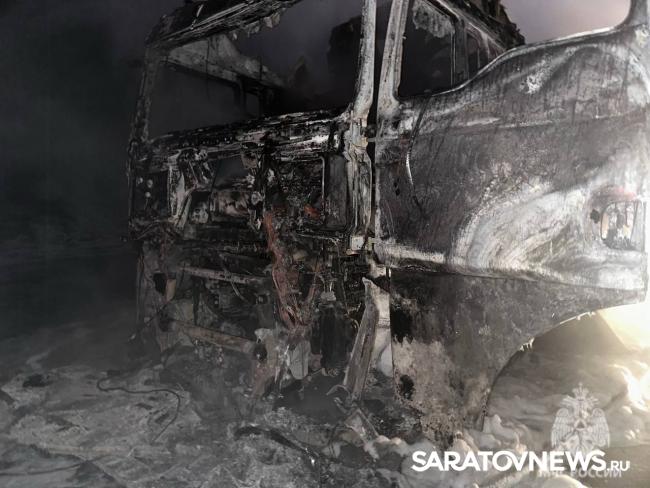 Ночью у Сторожевки сгорела фуры: водитель спасся Ночью у Сторожевки сгорела фуры: водитель спасся