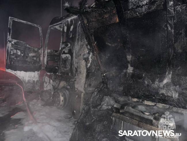 Ночью у Сторожевки сгорела фуры: водитель спасся Ночью у Сторожевки сгорела фуры: водитель спасся