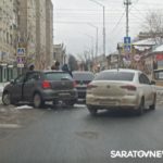 Nissan и Volkswagen заблокировали Первомайскую в Саратове