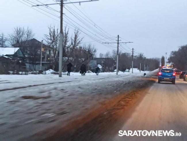 Саратовцы пошли на работу пешком из-за сломавшегося трамвая Саратовцы пошли на работу пешком из-за сломавшегося трамвая
