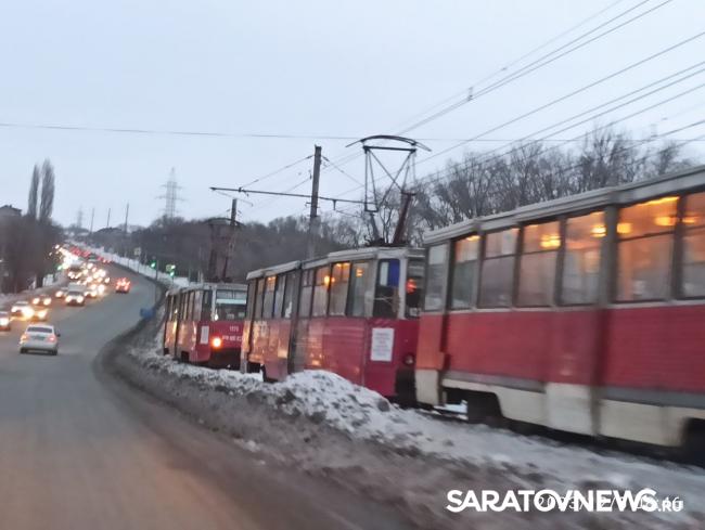 Саратовцы пошли на работу пешком из-за сломавшегося трамвая Саратовцы пошли на работу пешком из-за сломавшегося трамвая
