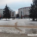В Энгельсе в круглосуточном режиме продолжается борьба с последствиями ледяного дождя и снега