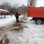 В Энгельсе в круглосуточном режиме продолжается борьба с последствиями ледяного дождя и снега