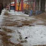 В Энгельсе в круглосуточном режиме продолжается борьба с последствиями ледяного дождя и снега