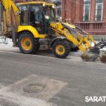 В Энгельсе в круглосуточном режиме продолжается борьба с последствиями ледяного дождя и снега