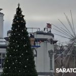 У Крытого рынка в Саратове украшают елку У Крытого рынка в Саратове украшают елку