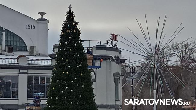 У Крытого рынка в Саратове украшают елку