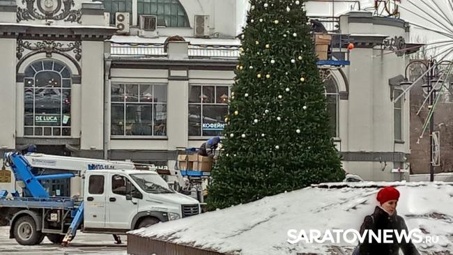 У Крытого рынка в Саратове украшают елку У Крытого рынка в Саратове украшают елку