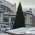 У Крытого рынка в Саратове украшают елку У Крытого рынка в Саратове украшают елку