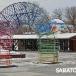 У Крытого рынка в Саратове украшают елку У Крытого рынка в Саратове украшают елку