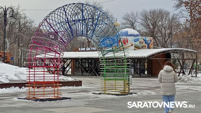 У Крытого рынка в Саратове украшают елку У Крытого рынка в Саратове украшают елку