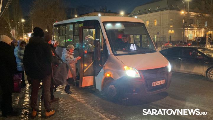 Саратовцы стоят в очередях на 41-ю маршрутку Саратовцы стоят в очередях на 41-ю маршрутку