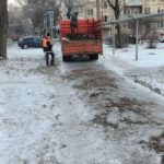 Коммунальные службы продолжали очищать Энгельс от снега и наледи