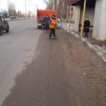 Коммунальные службы продолжали очищать Энгельс от снега и наледи