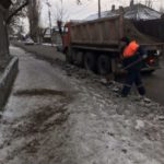 Коммунальные службы продолжали очищать Энгельс от снега и наледи