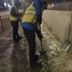 Коммунальные службы продолжали очищать Энгельс от снега и наледи