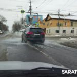 На Вольской в Саратове прорвало трубу с горячей водой