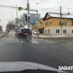 На Вольской в Саратове прорвало трубу с горячей водой