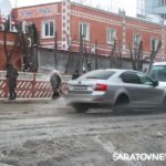В Саратове по Вольской течет поток к юридической академии| ВИДЕО В Саратове по Вольской течет поток к юридической академии| ВИДЕО