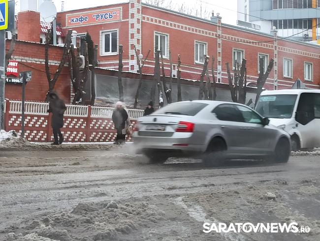 В Саратове по Вольской течет поток к юридической академии| ВИДЕО В Саратове по Вольской течет поток к юридической академии| ВИДЕО