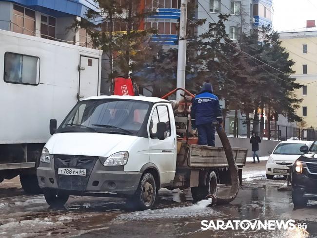 В Саратове по Вольской течет поток к юридической академии| ВИДЕО В Саратове по Вольской течет поток к юридической академии| ВИДЕО