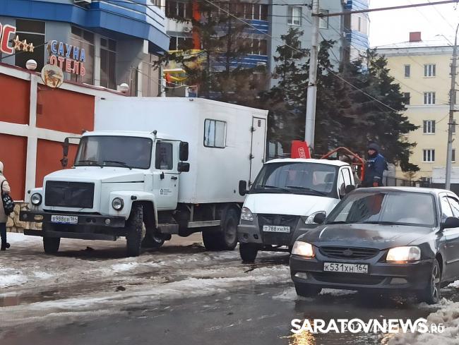 В Саратове по Вольской течет поток к юридической академии| ВИДЕО В Саратове по Вольской течет поток к юридической академии| ВИДЕО