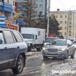 В Саратове по Вольской течет поток к юридической академии| ВИДЕО В Саратове по Вольской течет поток к юридической академии| ВИДЕО