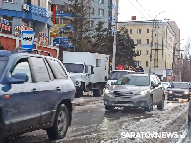 В Саратове по Вольской течет поток к юридической академии| ВИДЕО В Саратове по Вольской течет поток к юридической академии| ВИДЕО