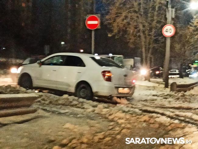 После коммунальной аварии в Солнечном улица Тархова в ледяных торосах После коммунальной аварии в Солнечном улица Тархова в ледяных торосах