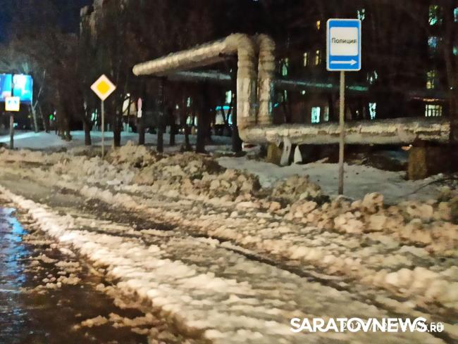 После коммунальной аварии в Солнечном улица Тархова в ледяных торосах После коммунальной аварии в Солнечном улица Тархова в ледяных торосах
