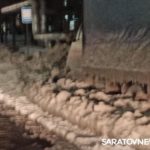 После коммунальной аварии в Солнечном улица Тархова в ледяных торосах После коммунальной аварии в Солнечном улица Тархова в ледяных торосах