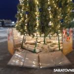 В Кировском районе Саратова вандалы повредили праздничную ёлку