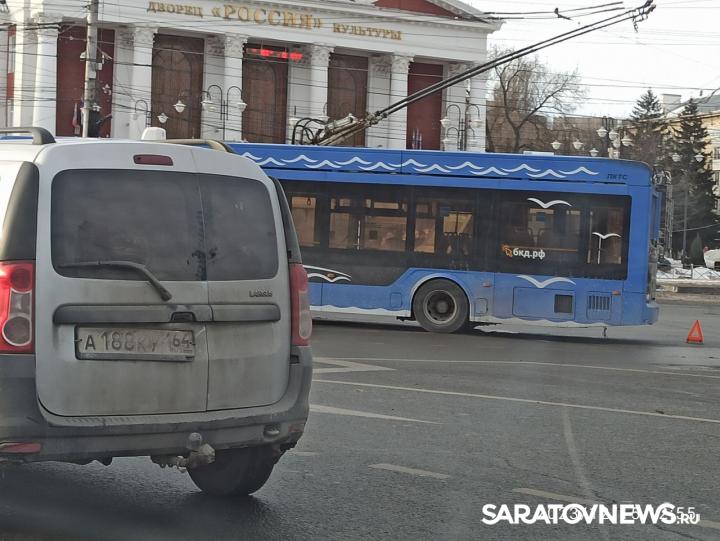Троллейбус № 10 врезался в «семерку» на 3-й Дачной в Саратове Троллейбус № 10 врезался в «семерку» на 3-й Дачной в Саратове