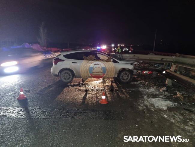 Иномарка врезалась в отбойник в Гагаринском районе Саратова Иномарка врезалась в отбойник в Гагаринском районе Саратова