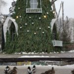 В саратовском горпарке завершается установка Ёлки-дома В саратовском горпарке завершается установка Ёлки-дома
