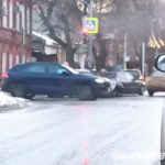 «12-я» врезалась в Hyundai на Большой Горной в Саратове
