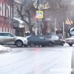«12-я» врезалась в Hyundai на Большой Горной в Саратове