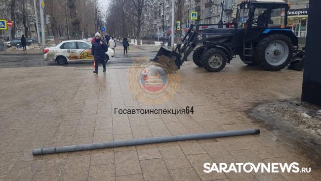 Трактор сбил столбик на Рахова в Саратове: пострадала прохожая Трактор сбил столбик на Рахова в Саратове: пострадала прохожая