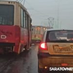«КамАЗ» с цистерной и легковушка заблокировали движение трамваев № 11 в Саратове
