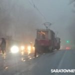 «КамАЗ» с цистерной и легковушка заблокировали движение трамваев № 11 в Саратове