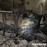 Ночью на Шехурдина в Саратове иномарка врезалась в дерево: двое в больнице