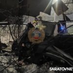 Ночью на Шехурдина в Саратове иномарка врезалась в дерево: двое в больнице
