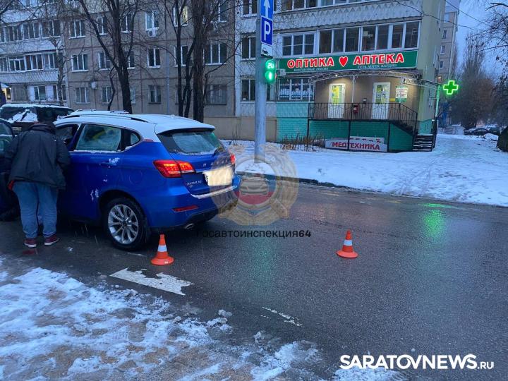 Иномарка сбила женщину на Новоузенской в Саратове Иномарка сбила женщину на Новоузенской в Саратове